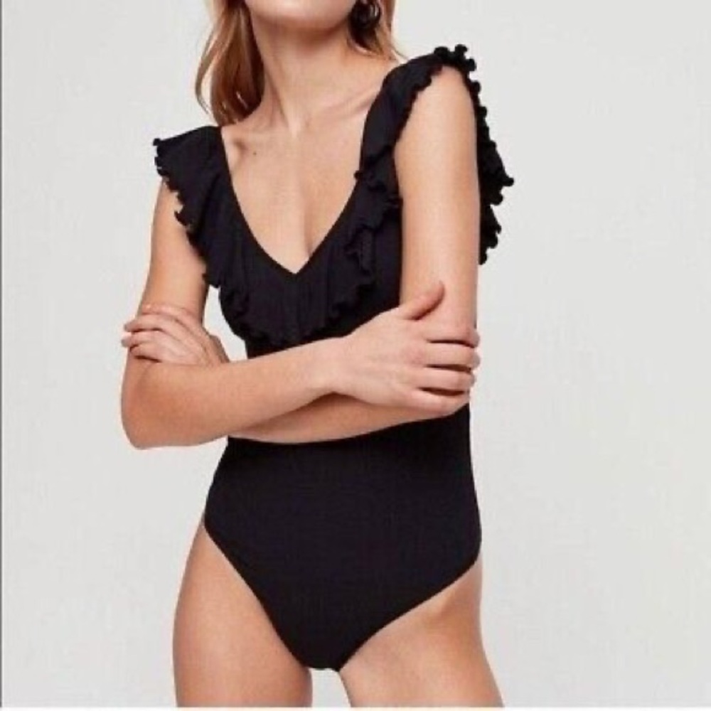 LIKE NEW ARITZIA 🖤 Wilfred Danette Ruffled V-Neck Bodysuit